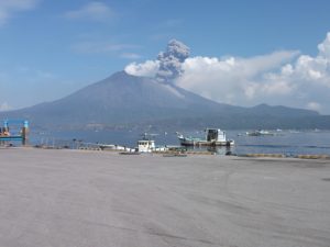 海潟漁港より桜島を望む