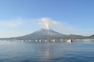 海潟漁港より桜島を望む