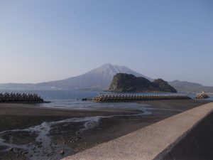 江ノ島温泉付近から見た桜島（鎌倉方面から富士を見る）似ていませんか？