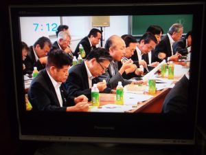 関係者、只今試食中