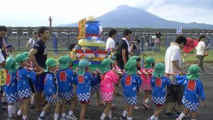 子供みこし 　江ノ島幼稚園の子供達による神輿です