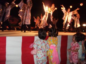 よさこいと浴衣姿の子供達