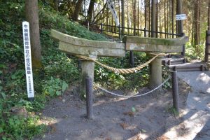 稲荷神社埋没鳥居-6