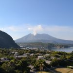 稲荷神社埋没鳥居より桜島　昭和火口を望む