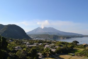 稲荷神社埋没鳥居より桜島　昭和火口を望む