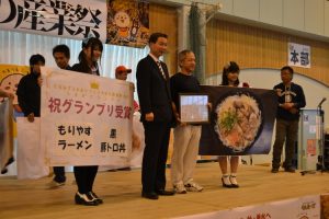 『産業祭　うまかグランプリ』は　もりやすラーメンの『黒豚トロ丼』　に決定！！-1