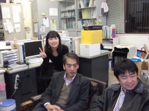 ＫＴＳ鹿屋スタジオの顔、春山アナウンサーと収録後記念撮影
