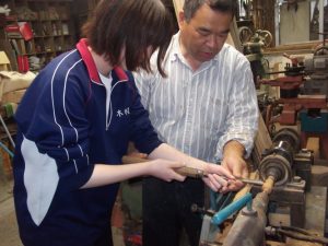 屋久杉の工房で体験中