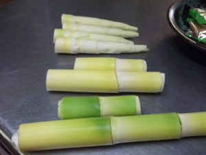 大野原、大名竹料理-やわらかい部分は味噌汁、手前の堅い部分が今回主役