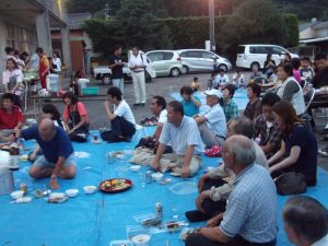 集落の住民の何倍もお客さんが？