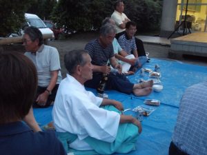 大羽重神社神官、林さんも楽しそうにグイといい気分