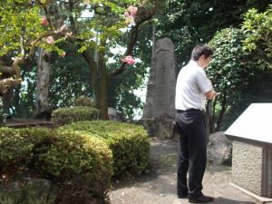 東桜島小学校の校庭にある桜島爆発記念碑