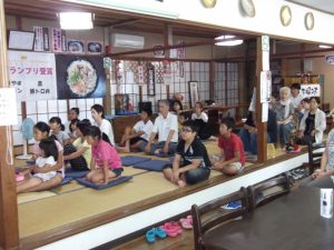 畳の部屋でオカリナ演奏