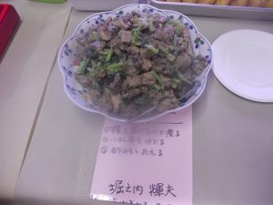 自分が仕留めたイノシシを豪快に料理