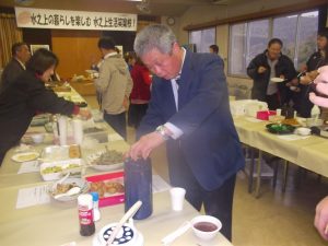 中馬事務局長、緊張の中にちょっと一杯