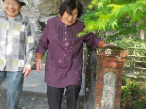 宝満寺跡の延命橋を渡る８７と８４歳のステキな笑顔！！