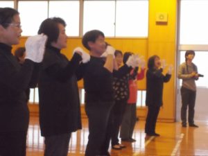 受け入れ家庭の皆で手話「乾杯｝