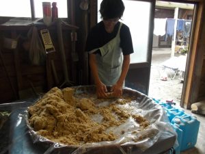 なかなか、味噌になりません。家族へのお土産だ、頑張れ！！