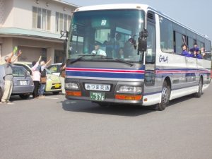 この後、海潟漁港でカンパチのエサやり体験です。