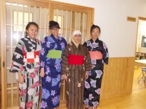 浴衣体験、引率の女教師も一緒に。