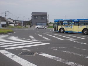 バスは市役所方向へ、乗用車は市役所側から侵入している