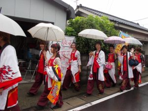 雨の中、会場へ向かう踊り連