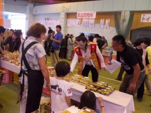 産業祭の出店者をインタビューする垂水の長渕剛君