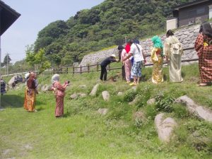 桜の植樹も着物姿で