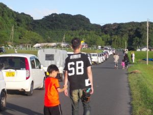 新城の六月灯-会場前の農面道路は車で一杯