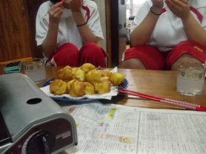 民泊　自分達で作ったサツマイモのお菓子