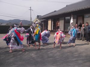 地区によって少しずつ違う。ここはカマをもって踊る。