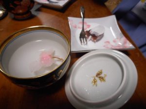 桜茶でおもてなし